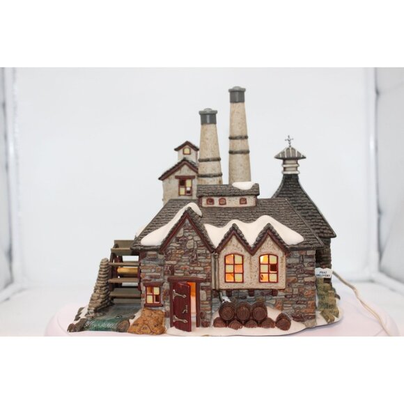 Dept 56 Dickens Village - London Gin Distillery - Picture 3 of 9